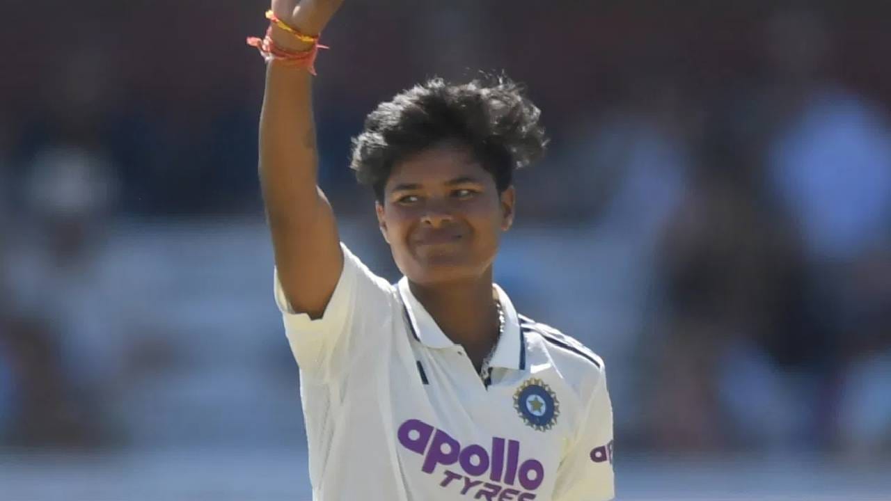 लॉर्ड्स कसोटी सामन्यात 11 वर्षानंतर गोलंदाजाने प्लेयर ऑफ द मॅच पुरस्कार पटकावला आहे. इशांत शर्मानंतर हा मान क्रांती गौडने मिळवला आहे. क्रांतीच्या करिअरमधील दुसरा कसोटी सामना होता. यातच तिने हे देदिप्यमान यश मिळवलं आहे. विराट कोहली, रोहित शर्मा आणि सचिन तेंडुलकर यांना हे यश मिळालेलं नाही. (फोटो-GETTY IMAGES)