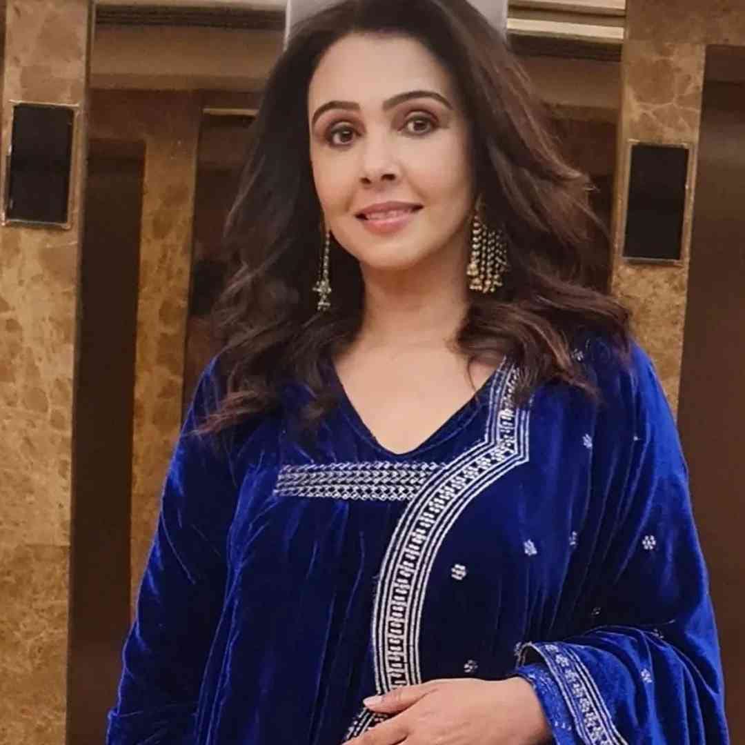 मध्येच रात्री मला काही वाटलं, तर माझं मत मी टि्वटरवर व्यक्त करते. मी भरपूर ट्रोल होते. पण याचा सामना करणं मी आता शिकलय. ट्रोलर्सनी मला दाऊदची मिस्ट्रेस म्हणूनही हिणवलं. मी अजानवर टि्वट केलं होतं. मी जेव्हा रामावर व्लॉग लिहिला तेव्हा मला लोकांच्या शिव्या पडल्या. लोकांनी सांगितलं भारत सोडून पाकिस्तानात निघून जा.