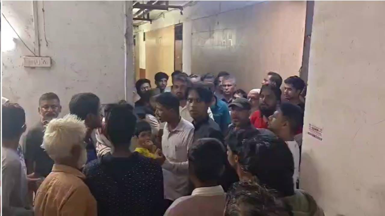अत्यंत विचित्र दुर्घटना! लिफ्ट न येताच दरवाजा उघडला, मुलगा कोसळताच स्फोट... कुर्ल्यातील थरारक घटना अत्यंत विचित्र दुर्घटना! लिफ्ट न येताच दरवाजा उघडला, मुलगा कोसळताच स्फोट... कुर्ल्यातील थरारक घटना