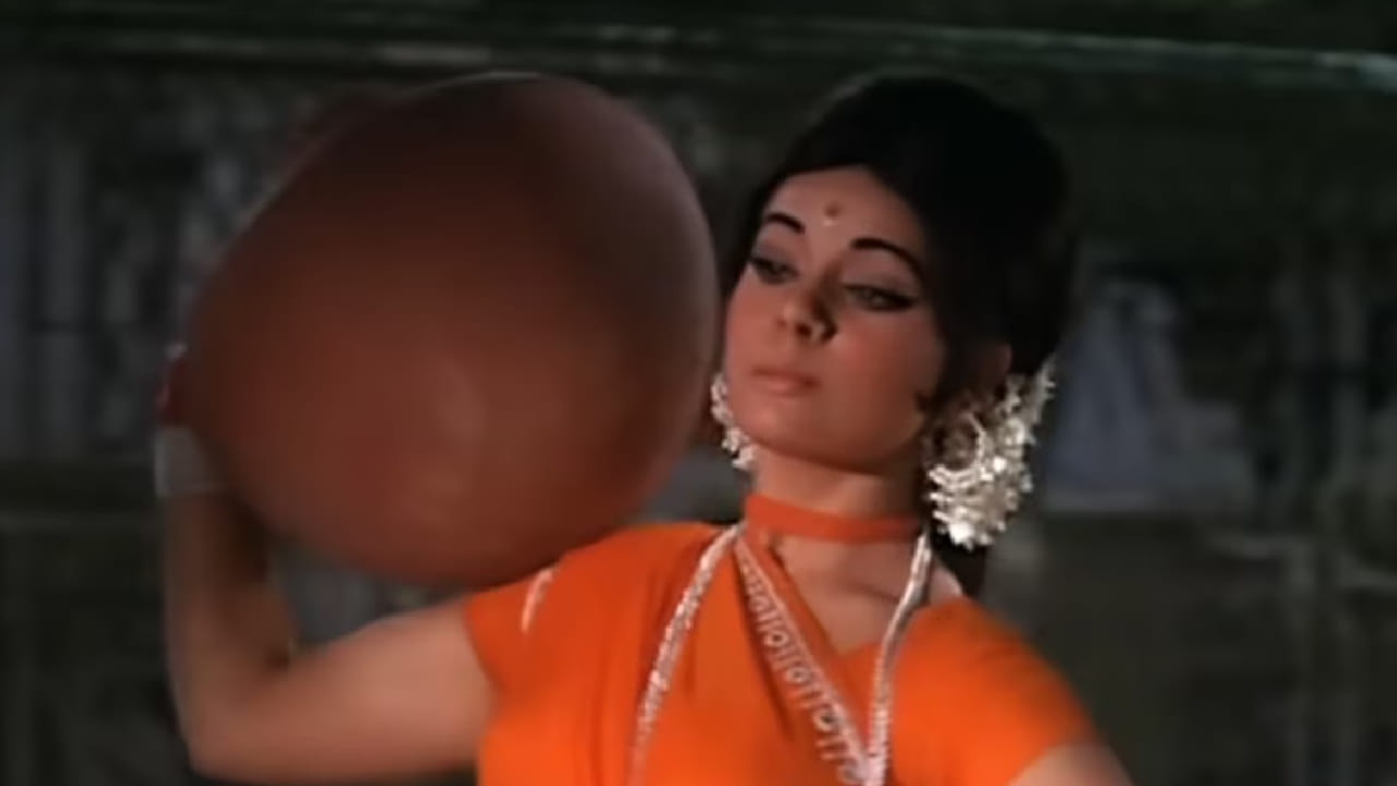 गाण्याचे स्वरूप आपल्या दर्जाला साजेसे नसल्याचे त्यांना वाटले होते. मात्र, नंतर त्यांनी हे गाणं रेकॉर्ड करण्यास होकार दिला. रेकॉर्डिंगदरम्यान लता मंगेशकर यांनी आपल्या मधुर आवाजाने या गाण्याला वेगळीच उंची दिली. 