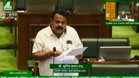 बदलीनंतरही पदावर कायम, विधानसभेत मुद्दा गाजला, ठाकरे सेना आक्रमक.
