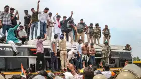 शेतकरी प्रचंड आक्रमक, बसवर चढले... थेट सीएम हाऊसकडे आंदोलकांची कूच....