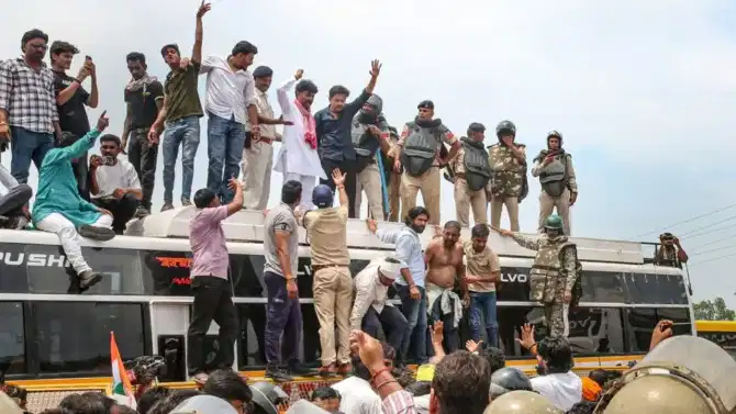 शेतकरी प्रचंड आक्रमक, बसवर चढले... थेट सीएम हाऊसकडे आंदोलकांची कूच; पोलिसांना फुटला घाम