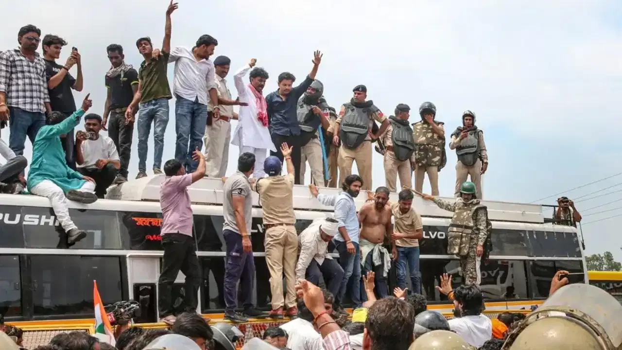 शेतकरी प्रचंड आक्रमक, बसवर चढले... थेट सीएम हाऊसकडे आंदोलकांची कूच; पोलिसांना फुटला घाम शेतकरी प्रचंड आक्रमक, बसवर चढले... थेट सीएम हाऊसकडे आंदोलकांची कूच; पोलिसांना फुटला घाम