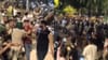 मारा.. मारा.. मारा.. 300-400 तरुणांच्या घोळक्याने चढवला पोलिसांवर हल्ला, दिल्लीतील हादरवणारी व्हिडीओ...