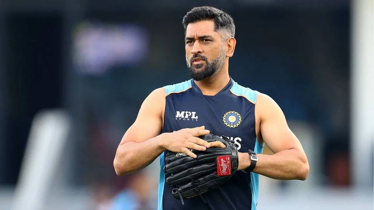 टी20 क्रिकेटमध्ये संपूर्ण संघ डगआऊटमध्ये म्हणजेच बाउंड्री लाईनजवळ बसून सामना पाहणं पसंत करतात. पण धोनी तिथे बसण्याऐवजी ड्रेसिंग रूमध्ये बसणं पसंत करतो. धोनीच्या या सवयीमागील गुपित अंबाती रायडूने सांगितलं. (PHOTO CREDIT- GETTY)