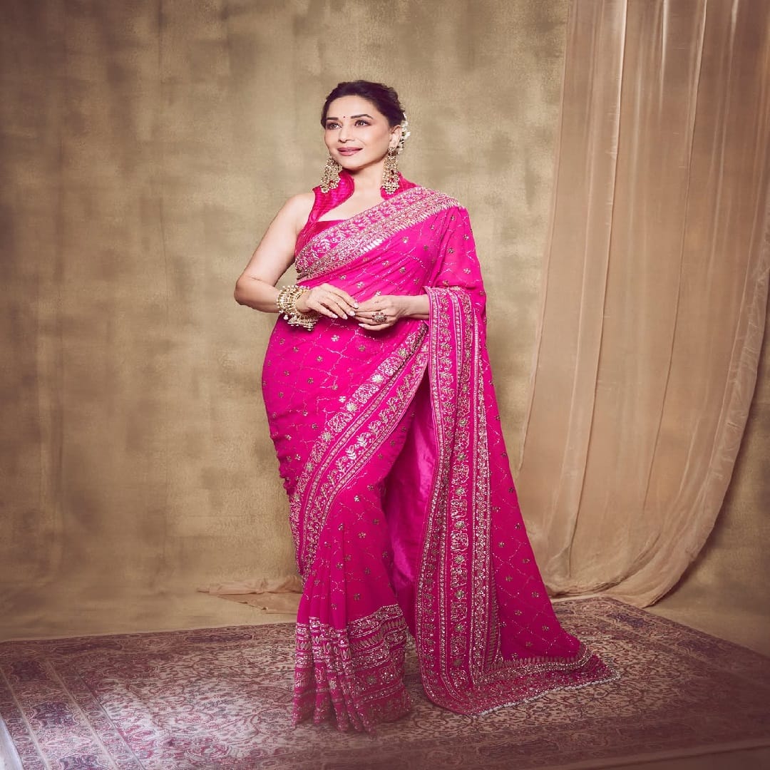 अभिनेत्री माधुरी दीक्षित हिचे काही फोटो सोशल मीडियावर व्हायरल होत आहे. फोटोमध्ये अभिनेत्री प्रचंड सुंदर दिसत आहे. साडीत अभिनेत्रीने स्वतःचे काही फोटो पोस्ट केले आहे. ज्यामुळे सर्वत्र फक्त आणि फक्त माधुरीच्या लूकची चर्चा रंगली आहे.