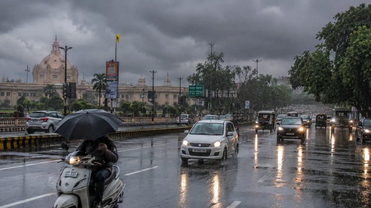 महाराष्ट्राला पावसानं झोडपलं; पुणे, मुंबईत जनजीवन विस्कळीत, लोकल सेवाही कोलमडली महाराष्ट्राला पावसानं झोडपलं; पुणे, मुंबईत जनजीवन विस्कळीत, लोकल सेवाही कोलमडली