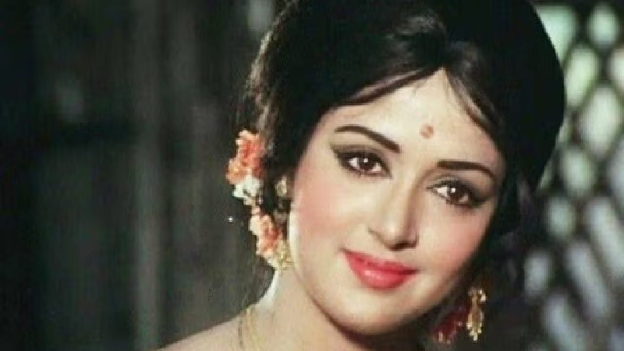 बॉलिवूडच्या ज्येष्ठ अभिनेत्री हेमा मालिनी यांनी अभिनयासोबतच राजकारणातही यशस्वी कारकीर्द घडवली आहे. मात्र अनेकांना हे माहीत नाही की त्यांची पहिली आवड अभिनय नव्हती तर शास्त्रीय नृत्य होती. त्या व्यावसायिक नृत्यांगना म्हणून स्वतःची ओळख निर्माण करू इच्छित होत्या.