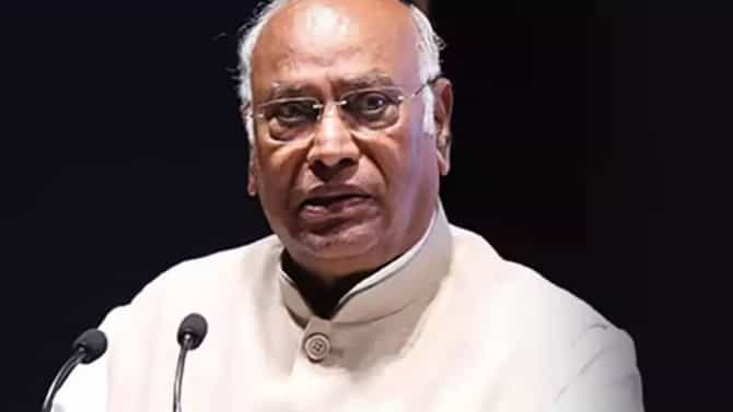Mallikarjun Kharge : थोडीशीही लाज असेल तर शहांचा राजीनामा घ्या - आक्रमक मल्लिकार्जुन खरगेंची मोदींकडे मागणी