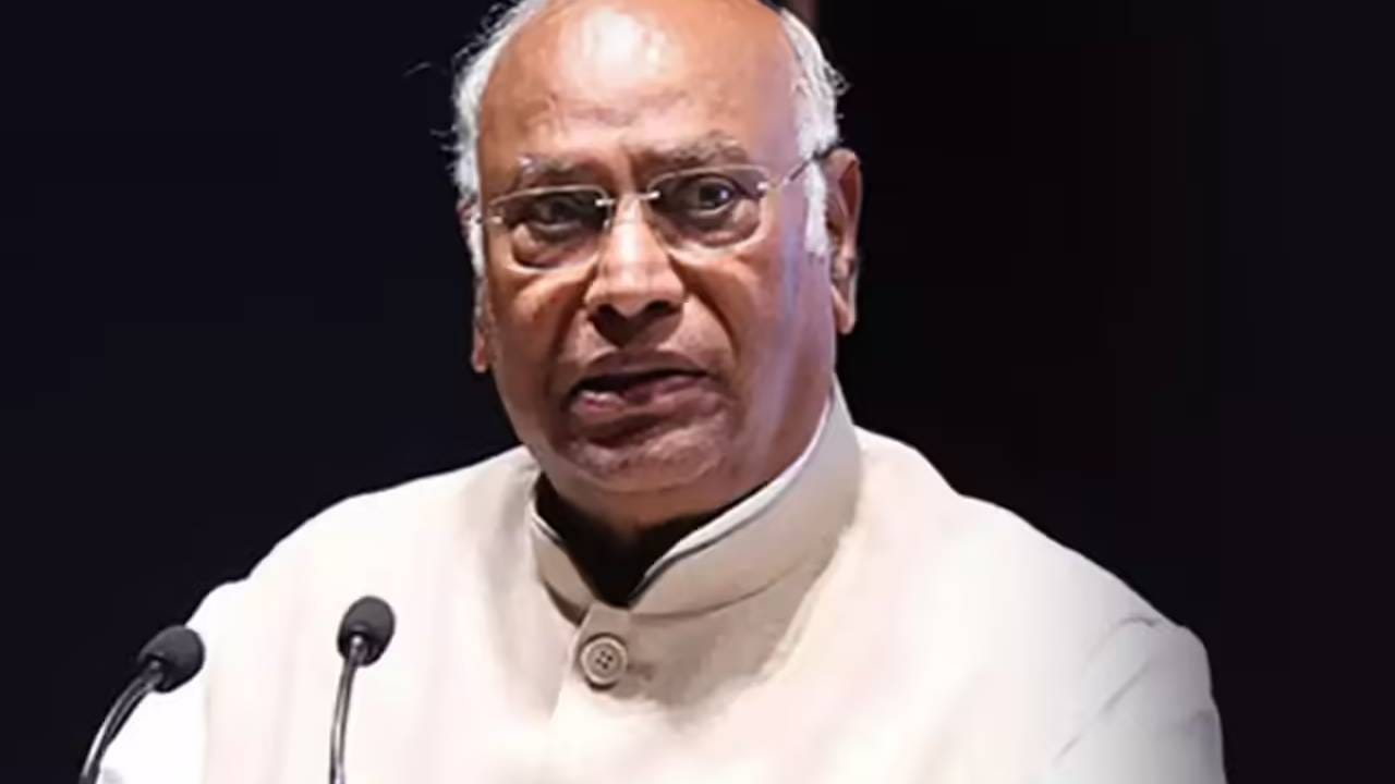 Mallikarjun Kharge : थोडीशीही लाज असेल तर शहांचा राजीनामा घ्या - आक्रमक मल्लिकार्जुन खरगेंची मोदींकडे मागणी Mallikarjun Kharge : थोडीशीही लाज असेल तर शहांचा राजीनामा घ्या - आक्रमक मल्लिकार्जुन खरगेंची मोदींकडे मागणी
