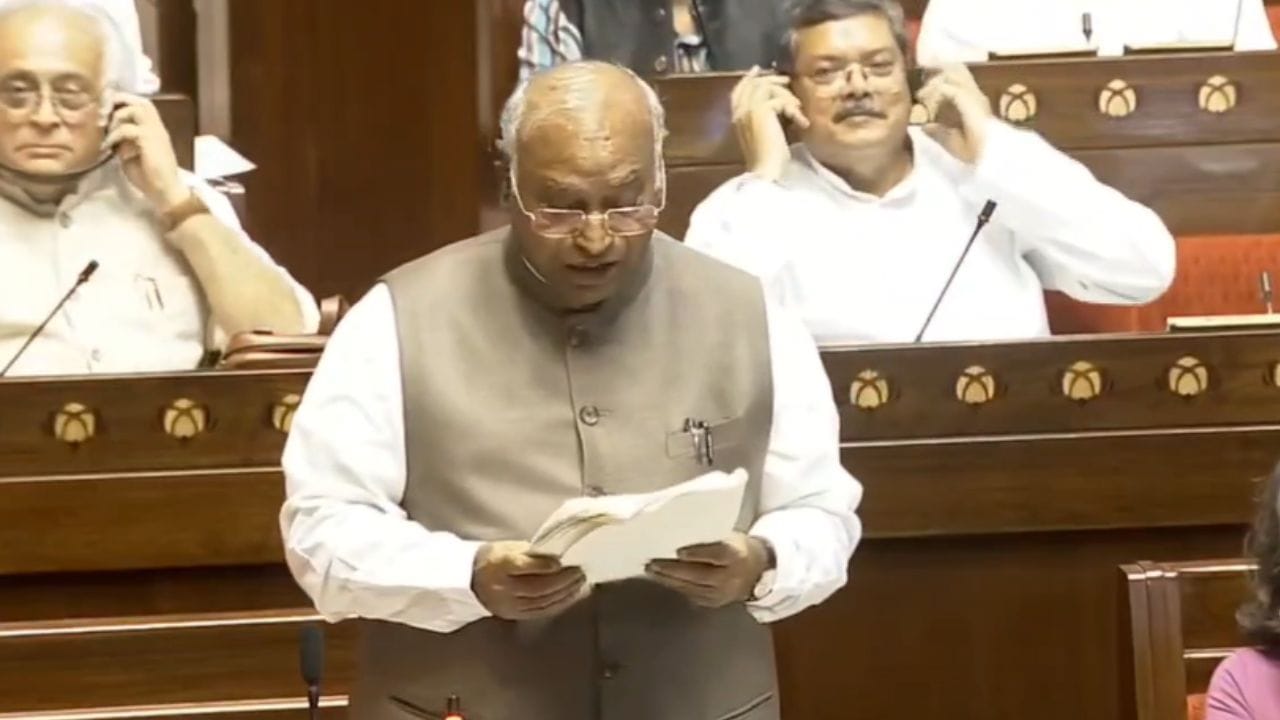 थेट अमित शहांच्या राजीनाम्याची मागणी, मनुस्मृतीवरून राज्यसभेत राडा... मल्लिकार्जून खर्गे सरकारवर बरसले थेट अमित शहांच्या राजीनाम्याची मागणी, मनुस्मृतीवरून राज्यसभेत राडा... मल्लिकार्जून खर्गे सरकारवर बरसले