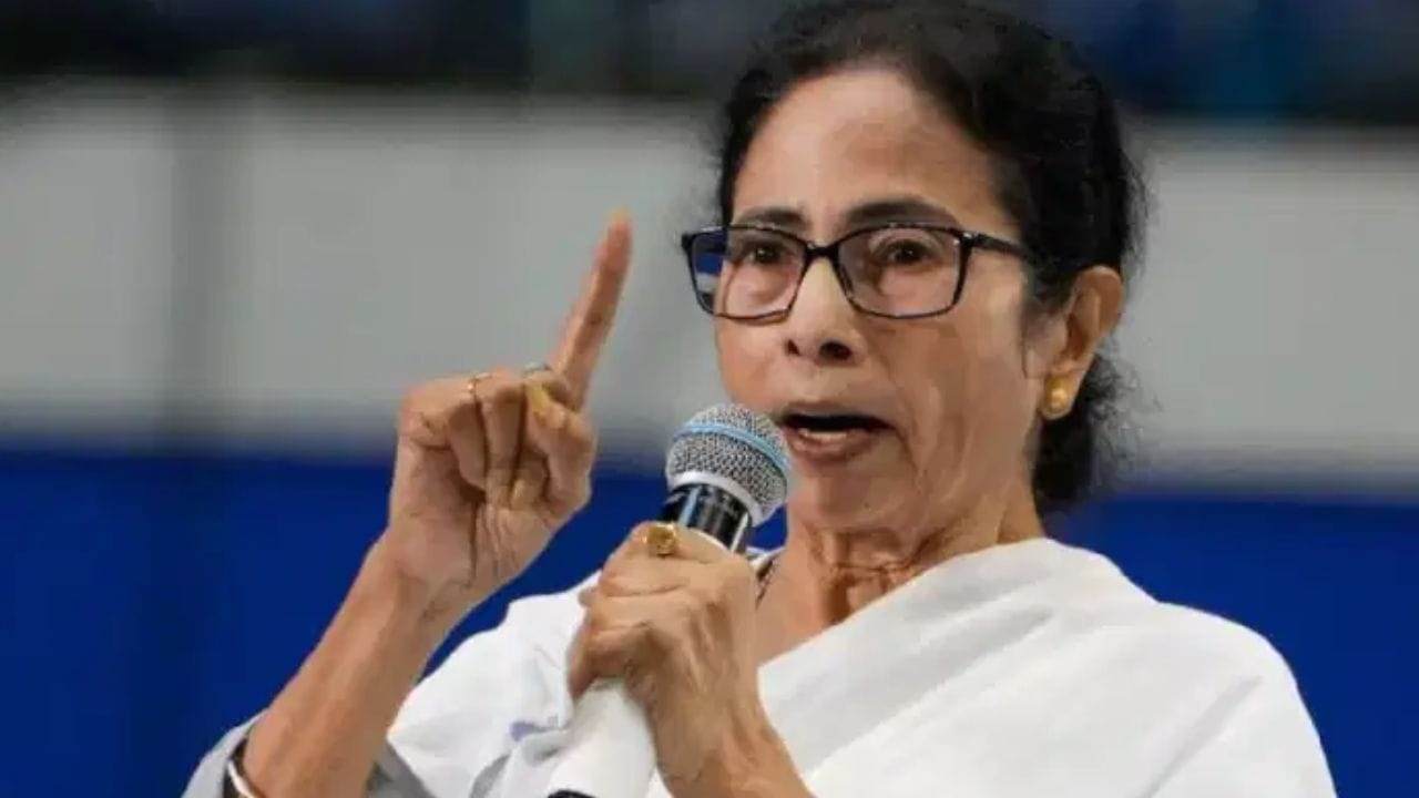 वीस बंडखोर खासदारांना मोठा झटका? अजूनही डाव ममता बॅनर्जींच्याच हातात? धाकधूक वाढली वीस बंडखोर खासदारांना मोठा झटका? अजूनही डाव ममता बॅनर्जींच्याच हातात? धाकधूक वाढली