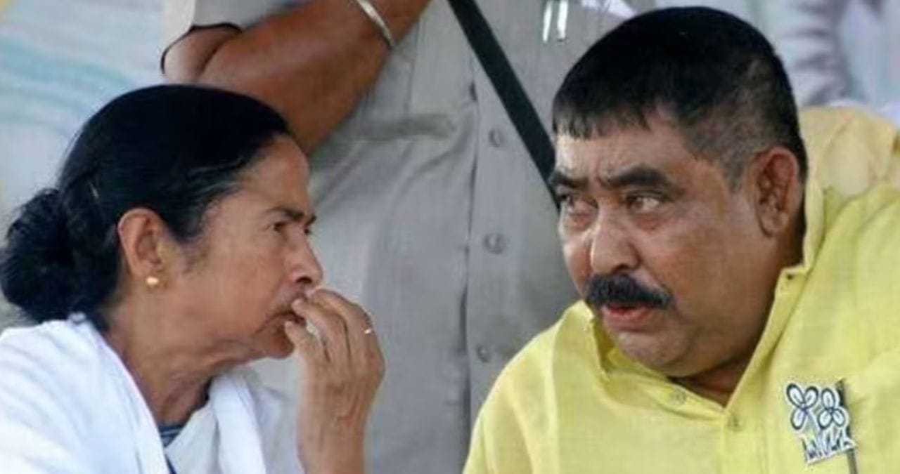 ममता बॅनर्जी एकट्या पडल्या; विश्वासू नेता फुटीर गटाला साथ देणार? पक्षाचं चिन्हही जाणार? ममता बॅनर्जी एकट्या पडल्या; विश्वासू नेता फुटीर गटाला साथ देणार? पक्षाचं चिन्हही जाणार?