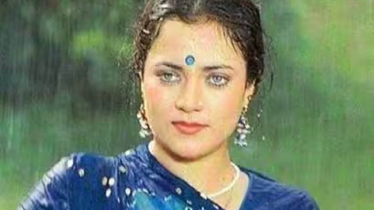 अनेक वर्षे चित्रपटसृष्टीपासून दूर असतानाही त्यांची लोकप्रियता आजही कायम आहे. मंदाकिनी हे त्यांचे मूळ नाव नव्हते. त्यांचे खरे नाव यास्मीन जोसेफ असून, दिग्दर्शक राज कपूर यांनी त्यांना 'राम तेरी गंगा मैली' साठी निवडल्यानंतर त्यांचे नाव बदलून 'मंदाकिनी' ठेवले.