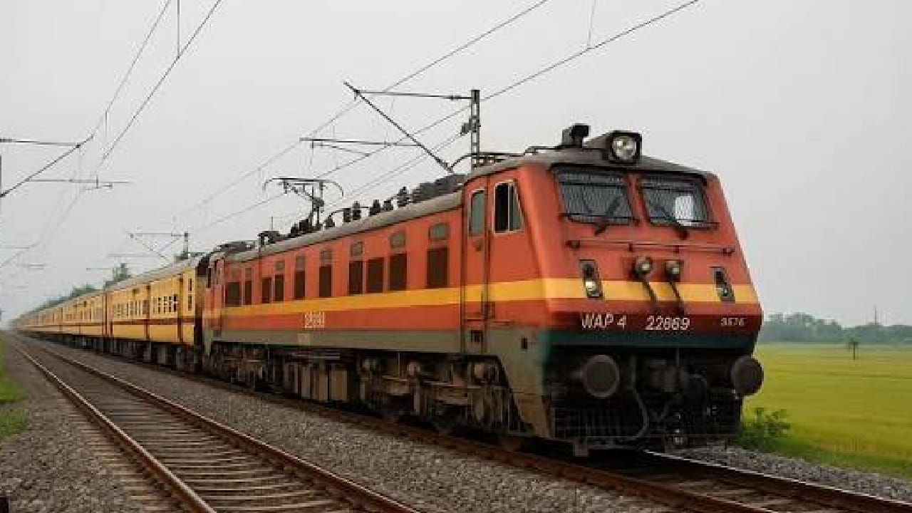 त्यामुळे हे स्थानक भारतीय रेल्वेतील सर्वाधिक महत्त्वाच्या आणि व्यस्त स्थानकांपैकी एक मानले जाते. देशभरातील रेल्वे संपर्कामुळे हे स्थानक प्रवाशांसाठी महत्त्वाचे केंद्र ठरले असून, देशांतर्गत तसेच आंतरराष्ट्रीय प्रवासासाठीही ते एक प्रमुख प्रवेशद्वार म्हणून ओळखले जाते. ज्याचे नाव मथुरा जंक्शन आहे. 