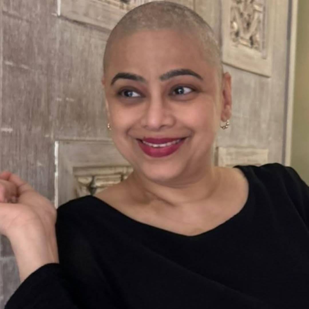 कुटुंबीय आणि मित्रपरिवाराने या कठीण काळात दिलेल्या पाठिंब्याबद्दल त्यांनी पुढे सांगितलं, 'एक आई आयुष्यभर असाच विचार करते की ती नेहमीच तिच्या मुलांचा हात धरून राहील. पण या प्रवासाने मला याची जाणीव करून दिली की एक दिवस नकळत मुलं आपल्या आईचा हात धरू लागतात. माझा हात धरल्याबद्दल माझ्या मुलींचे आभार. कायम माझ्यासोबत राहिल्याबद्दल महेशलाही धन्यवाद. काही प्रवास एकट्याने करायचे नसतात. माझी बहीण, चुलत बहिणी, मित्र-मैत्रिणी.. या सर्वांनी प्रेमाचा अर्थच बदलून टाकला. ही लोकं फक्त माझ्या पाठिशी उभे राहिले नाहीत, तर त्यांनी मला हसवलं, माझ्यासोबत प्रार्थना केली, घरी आले, माझे सर्वांत कठीण दिवस मला कधीही एकट्याने सामोरं जावं लागणार नाही, याची त्यांनी खात्री केली.'
