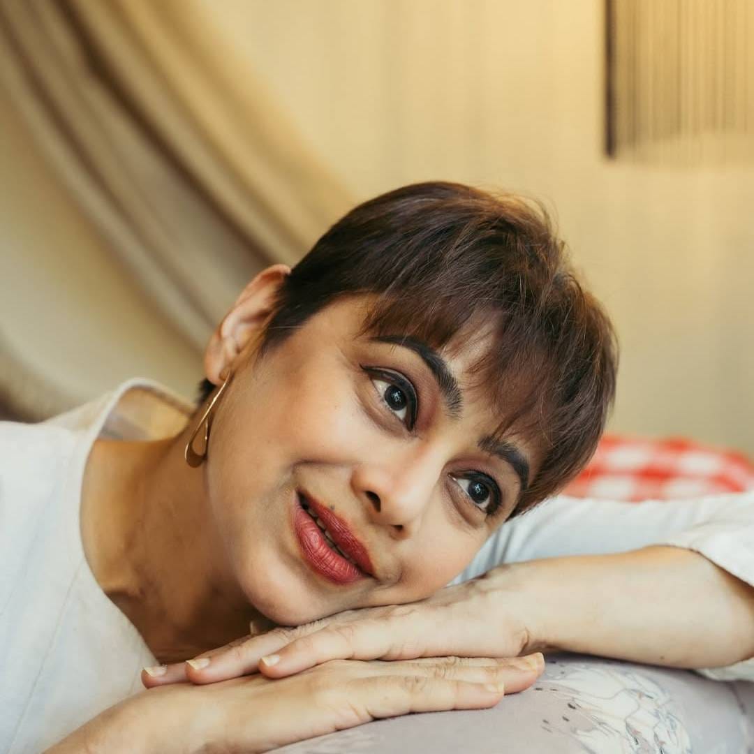 'प्रत्येक वेळी जेव्हा मला वाटायचं की मी एक पाऊलही पुढे टाकू शकणार नाही, तेव्हा कोणीतरी माझ्या बाजूने चालायला यायचं. आता मागे वळून पाहताना मला कळतंय की, तो योगायोग नव्हता. ती देवानेच केलेली मदत होती. या प्रवासात मला जाणवलं की, देव नेहमीच आपल्यासमोर दिव्य स्वरुपात प्रकट होत नाही. तो माझ्या आयुष्यात माझे गुरू, माझे डॉक्टर, नर्स, कुटुंब, मित्र आणि अगदी अनोळखी असलेल्या पण नंतर आशीर्वाद बनलेल्या व्यक्तीच्या रुपात आला. मला माझ्या गुरुंनीच शिकवलंय की शरणागती म्हणजे पराभव नाही, ती श्रद्धेची सर्वोच्च पातळी असते. त्यामुळे शरणापती पत्करल्यावर 'माझ्यासोबतच असं का?' हा प्रश्न मी विचारणं सोडून दिलं आणि प्रत्येक आव्हानामागे एक उद्देश असतो, यावर विश्वास ठेवला,' असं मेधा मांजरेकर यांनी लिहिलं.