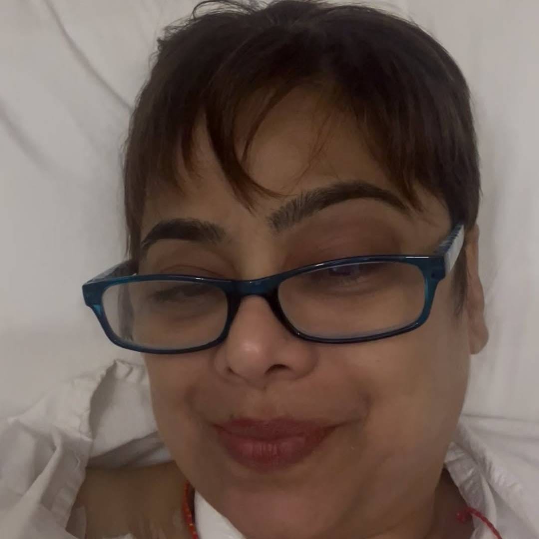 'कॅन्सरच्या निदानानंतर झालेली शस्त्रक्रिया, केमोथेरपी आणि रेडिएशन यापेक्षा अत्यंत कठीण काळात मला लोकांकडून मिळालेलं प्रेम, पाठिंबा आणि आशीर्वाद याचीच जास्त आठवण येतेय. यापुढे मी एकही पाऊल टाकू शकणार नाही, असं जेव्हा मला वाटलं त्यावेळी माझ्या मदतीला कुणीतरी धावून आलं. देवानेच माझा हात धरून मोठा आधार दिला. मी हा प्रवास एकटीने केला नाही', अशा शब्दांत त्या व्यक्त झाल्या.