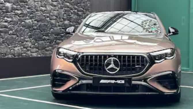 मर्सिडीजची दमदार हायब्रिड कार भारतात लॉन्च; 1.45 कोटींच्या Mercedes-AMG E 53 मध्ये मिळणार रेसिंग स्पीड