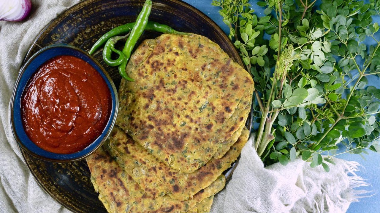  शेवग्याची पाने (   मोरिंगा) - शेवग्याच्या प्रति १०० ग्रॅम ताज्या पानात  १८५ मिलीग्रॅम कॅल्शियम आढळते. याशिवाय यात व्हिटामिन्स सी भरपूर प्रमाणात असते. जे शरीराला शेवग्याच्या पानातून मिळणाऱ्या कॅल्शियमला चांगल्या प्रकारे वापर करण्यास मदत करते. याला भाजी, सुप वा पराठ्यात मिक्स करुन खाल्ले जाऊ शकते. पंतप्रधान नरेंद्र मोदी देखील शेवग्याच्या पानांचे पराठे आवडीने खातात. 