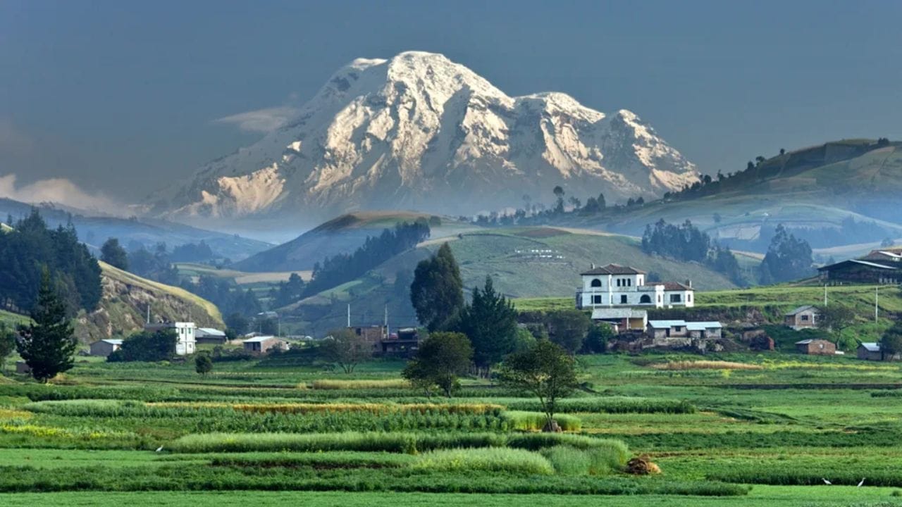 जगातले एक अनोखे गाव, सुर्याच्या सर्वात जवळ असूनही थंडीने कुडकुडतात लोक... जगातले एक अनोखे गाव, सुर्याच्या सर्वात जवळ असूनही थंडीने कुडकुडतात लोक...