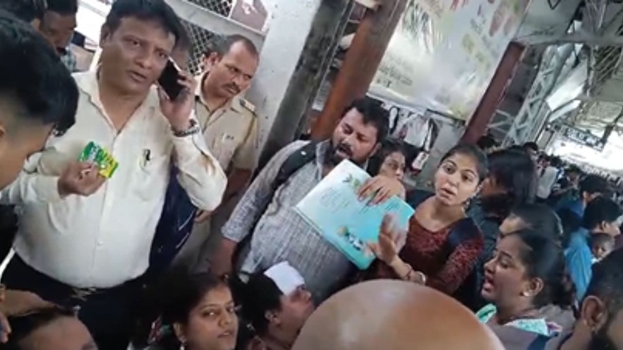 मुंबई : एसी लोकलचा AC बंद; प्रवासी गुदमरले, अनेक महिला बेशुद्ध मुंबई : एसी लोकलचा AC बंद; प्रवासी गुदमरले, अनेक महिला बेशुद्ध