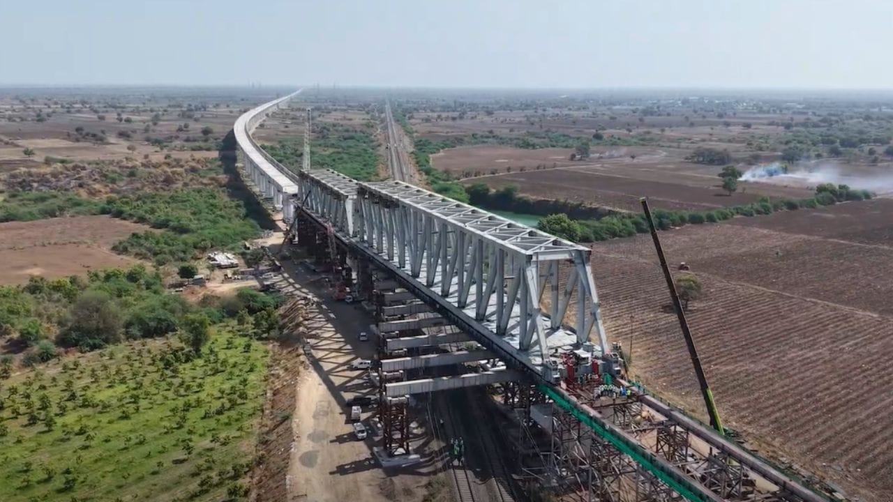 बुलेट ट्रेन कॉरिडॉरचे काम वेगात; जपानची E10 ट्रेन येण्यापूर्वीच भारतनिर्मित ट्रेन धावणार बुलेट ट्रेन कॉरिडॉरचे काम वेगात; जपानची E10 ट्रेन येण्यापूर्वीच भारतनिर्मित ट्रेन धावणार
