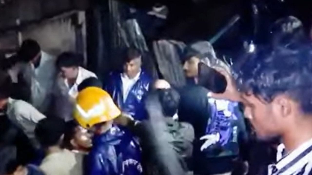 मुंबई पुन्हा हादरली... तीन मजली बांधकाम कोसळलं, 4 जण अडकले; रेस्क्यू ऑपरेशन युद्ध पातळीवर मुंबई पुन्हा हादरली... तीन मजली बांधकाम कोसळलं, 4 जण अडकले; रेस्क्यू ऑपरेशन युद्ध पातळीवर