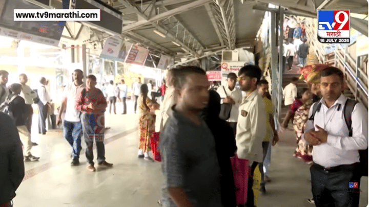 Mumbai Local | यावेळी चाकू नाही चक्क लोखंडी... मुंबई लोकलमध्ये पुन्हा रक्तरंजीत राडा! काय घडलं? Mumbai Local | यावेळी चाकू नाही चक्क लोखंडी... मुंबई लोकलमध्ये पुन्हा रक्तरंजीत राडा! काय घडलं?