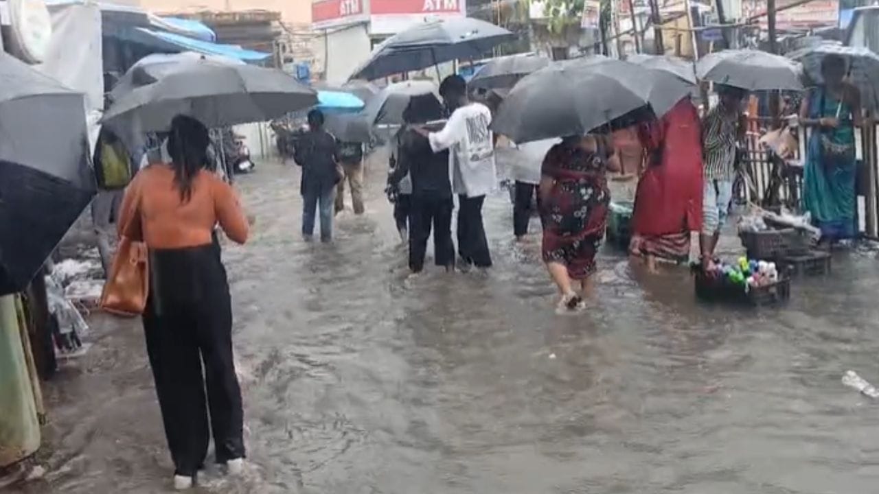 भर पाण्यात मनसेचे नाले सफाई आणि मनपा कंत्राटदारांविरोधात आंदोलन सुरू झाले मुंबई महापालिकेच्या महापाैर रितू तावडे या देखील रस्त्यावर उतरल्याचे बघायला मिळतंय. 