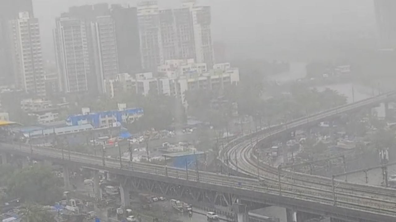 मुंबईतील चांदिवलीत रस्ते जलमय झालेत. रस्त्यांना नदीचं स्वरूप प्राप्त झाले. मनसेचे नेते महेंद्र भानुशाली यांनी भरलेल्या पाण्यात टायर ट्यूब टाकून महापौरांना जाब विचारला आहे.