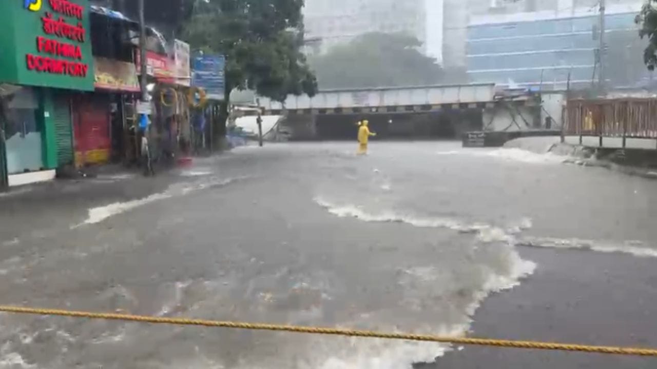 मुंबईमध्ये जोरदार पाऊस सुरू आहे. या पावसाने चांगलीच दणादण उडालीये. अनेक भागात पाणी साचले आहे. सखल भाग जलमय झाली आहेत. आज मुंंबईकरिता पावसाचा रेड अलर्ट जारी करण्यात आला. पाऊस काही थांबण्याचे नाव घेत नाही. 