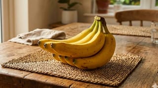 Banana: केळी वाकडीच का असते? रोज केळी खाणाऱ्यांनाही नाही सांगता येणार