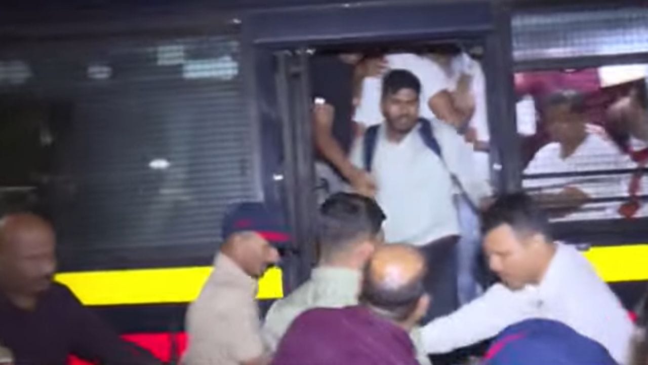 नागपुरात CJP च्या आंदोलकांची धरपकड, अनेकजण पोलिसांच्या ताब्यात; नेमकं काय घडलं? नागपुरात CJP च्या आंदोलकांची धरपकड, अनेकजण पोलिसांच्या ताब्यात; नेमकं काय घडलं?