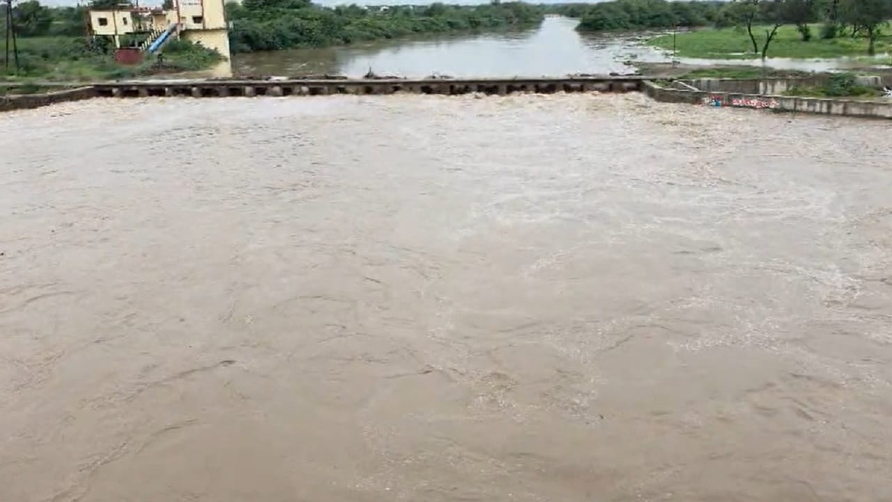 मागील 48 तास पडलेल्या दमदार पावसानंतर नांदेड जिल्ह्यातील आसना नदीला पूर आला. यंदाच्या पावसाळ्यातील आसना नदीला पहिलाच पूर आला आहे. नांदेड जिल्ह्यात पहिल्यांदाच सर्वदूर पावसाची नोंद करण्यात आली आहे. आज नांदेड जिल्ह्याला पुन्हा पावसाचा ऑरेंज अलर्ट जारी करण्यात आलाय.