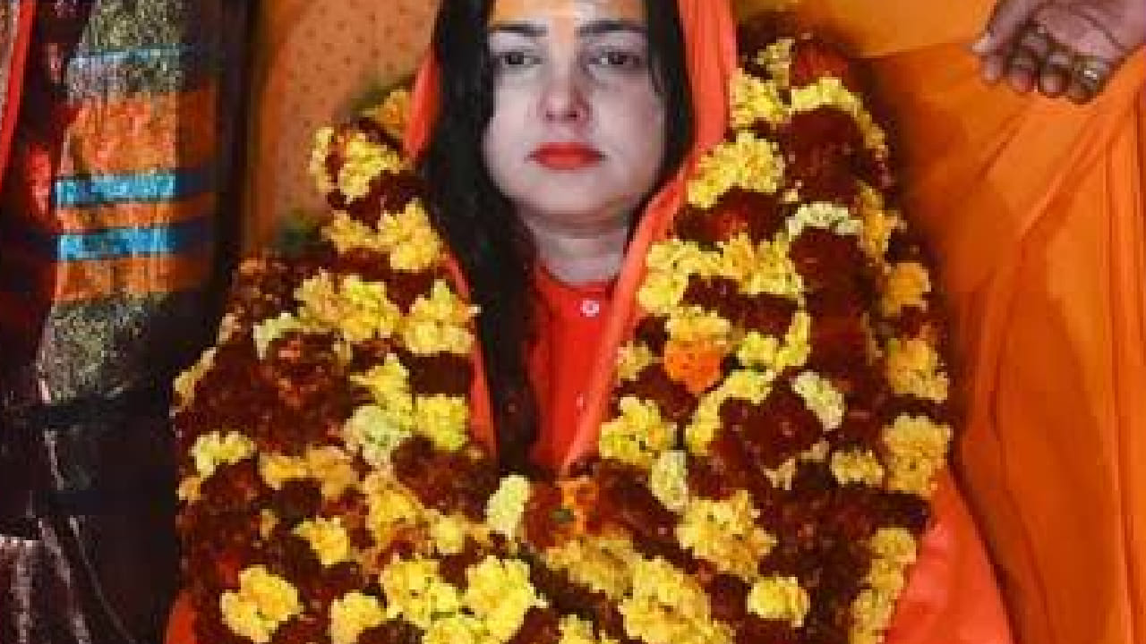 यावेळी त्यांनी NEET पेपर लीक प्रकरणावरही भाष्य केले. या प्रकरणाचे राजकारण होत असल्याचा आरोप करत त्यांनी केवळ शिक्षण मंत्र्यांचा राजीनामा मागून प्रश्न सुटणार नसल्याचे म्हटले. 'यापूर्वीही विविध परीक्षांचे पेपर लीक झाल्याच्या घटना घडल्या आहेत. त्यामुळे प्रत्येक वेळी मंत्र्यांचा राजीनामा मागण्यात अर्थ नाही' असे त्या म्हणाल्या.