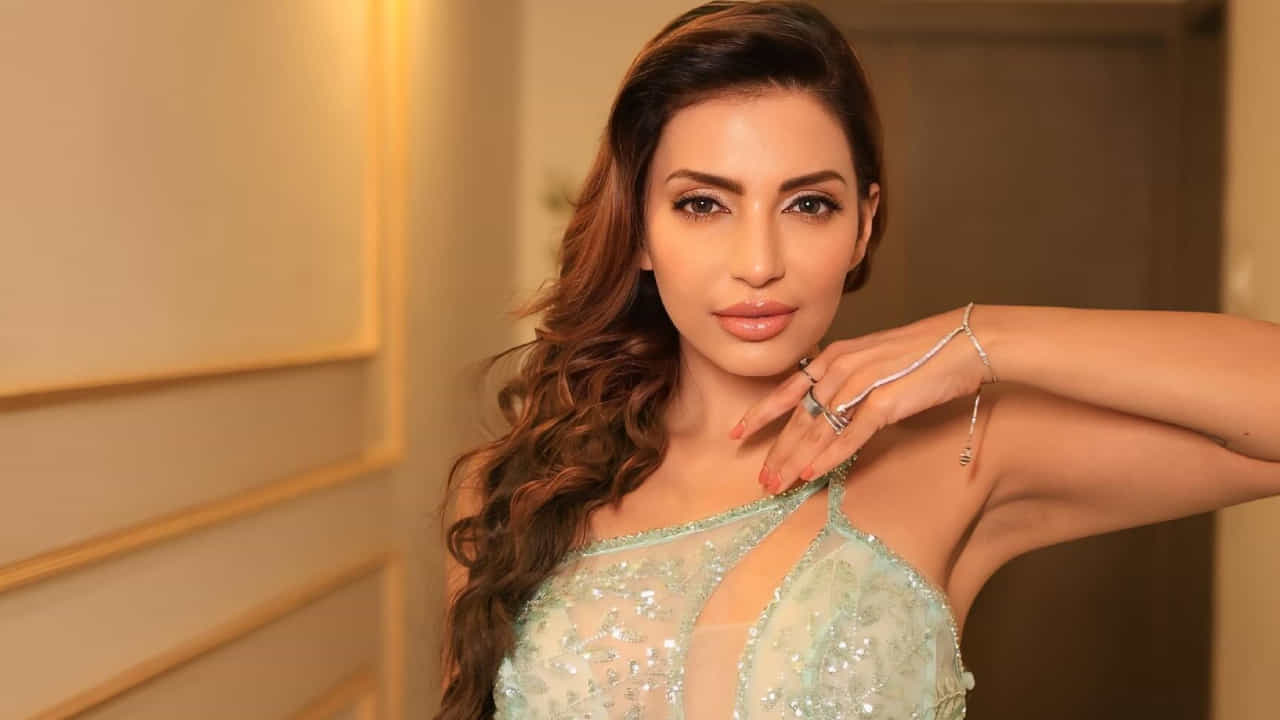 चित्रपट आणि वेब सीरिजमध्ये इंटीमेट तसेच रोमँटिक सीनचा वापर आता सर्वसामान्य झाला आहे. अनेक अभिनेत्री छोट्या पडद्यावर संस्कारी भूमिकांमध्ये झळकल्या असल्या तरी ओटीटी प्लॅटफॉर्मवरील प्रोजेक्ट्समध्ये त्यांनी अधिक बोल्ड आणि रोमँटिक भूमिका साकारल्या आहेत.