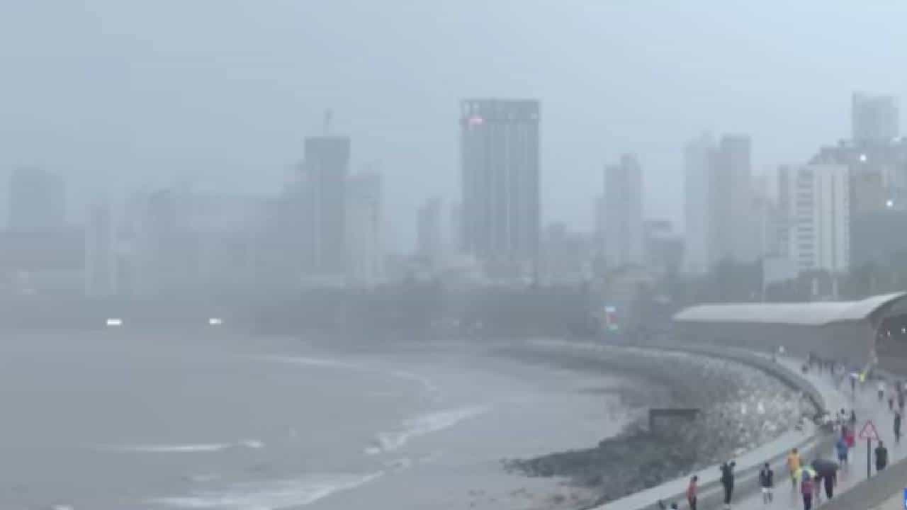 Marine Drive Rain Updates | मुंबईत मुसळधार पावसाची दमदार हजेरी; मरीन ड्राईव्हवर उसळल्या प्रचंड लाटा, पर्यटकांची गर्दी वाढली