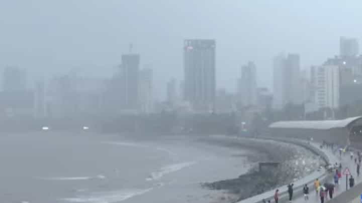 Marine Drive Rain Updates | मुंबईत मुसळधार पावसाची दमदार हजेरी; मरीन ड्राईव्हवर उसळल्या प्रचंड लाटा, पर्यटकांची गर्दी वाढली Marine Drive Rain Updates | मुंबईत मुसळधार पावसाची दमदार हजेरी; मरीन ड्राईव्हवर उसळल्या प्रचंड लाटा, पर्यटकांची गर्दी वाढली