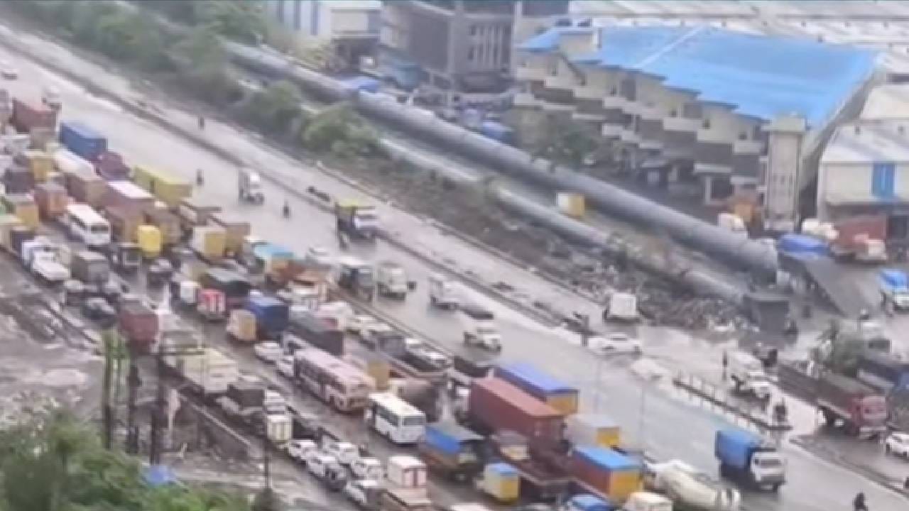 Mumbai -Nashik Highway | भिवंडीत वाहतुकीचा खोळंबा! मुसळधार पावसामुळे महामार्गावर वाहनांच्या लांबच लांब रांगा