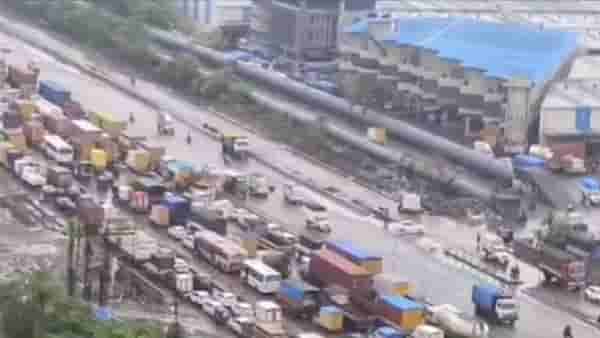 Mumbai -Nashik Highway | भिवंडीत वाहतुकीचा खोळंबा! मुसळधार पावसामुळे महामार्गावर वाहनांच्या लांबच लांब रांगा