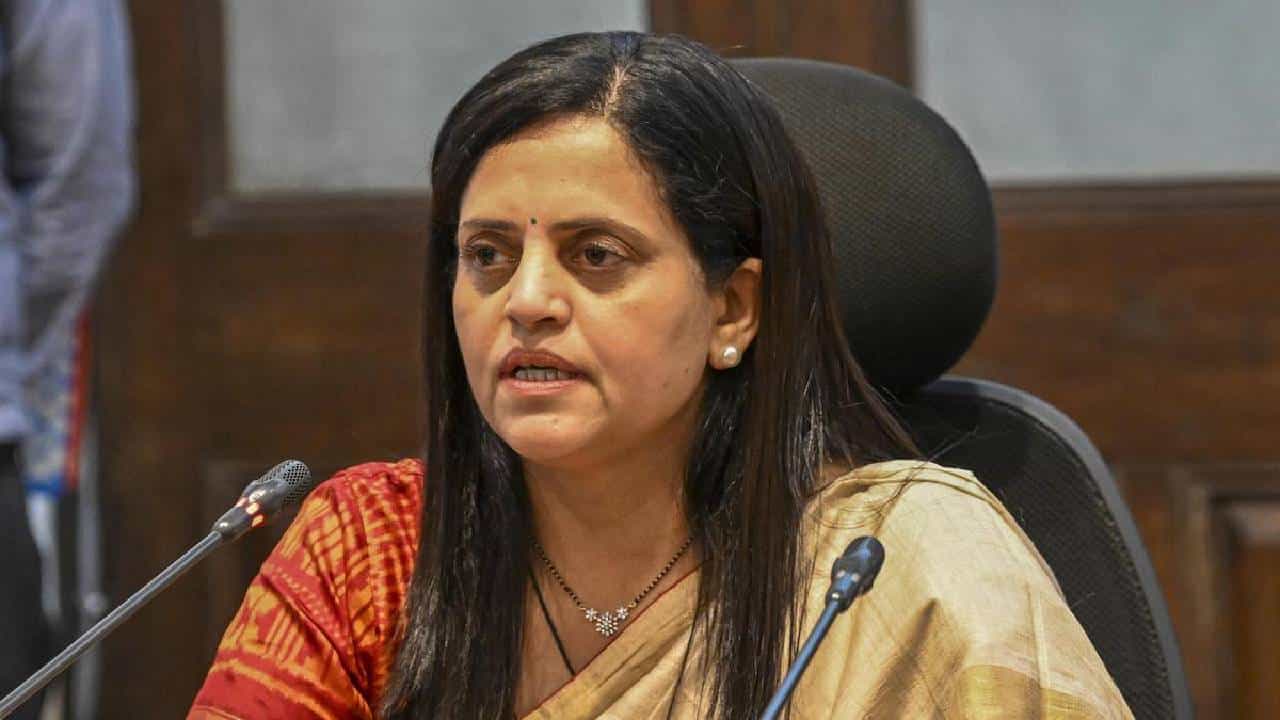 Ashwini Bhide | मुंबईत उघड्या मॅनहोलमुळे बळी!आयुक्त अश्विनी भिडेंच्या राजीनाम्याची मागणी; BMCवर संताप Ashwini Bhide | मुंबईत उघड्या मॅनहोलमुळे बळी!आयुक्त अश्विनी भिडेंच्या राजीनाम्याची मागणी; BMCवर संताप