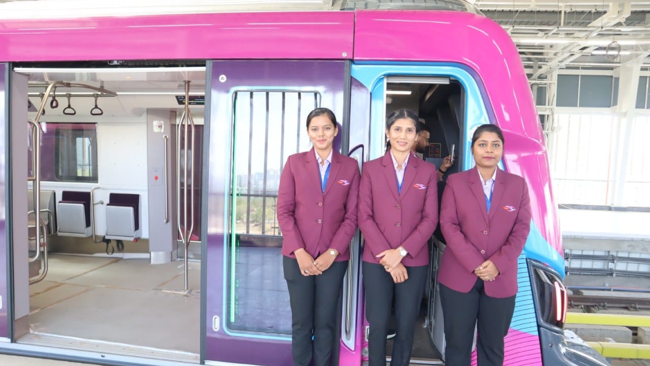 थर्ड रेल सिस्टीम सिस्टीम कम्युनिकेश बेस्ड ट्रेन कंट्रोल (CBTC) एडव्हान्स डिजिटल सिग्नलिंग टेक्नॉलॉजी या दोन्हींमुळे मेट्रोच्या फेऱ्या वाढणार आहेत. त्यामुळे पुणेकरांना लवकरच 