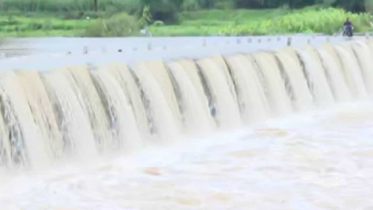 Kolhapur Rain Update | कोल्हापूरमध्ये धोक्याची घंटा! पंचगंगा दुथडी भरून वाहतेय; 3 बंधारे पाण्याखाली, नागरिकांचा जीव मुठीत घेऊन प्रवास सुरूच…