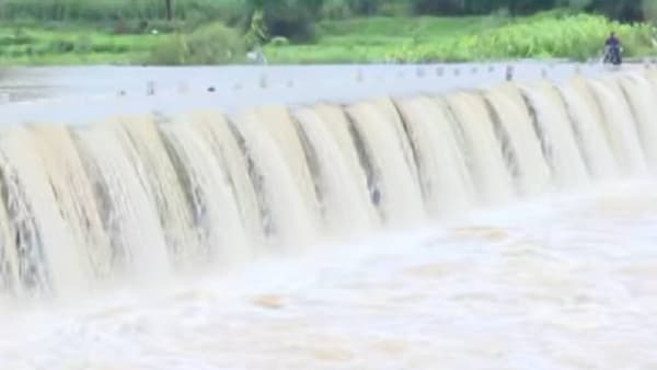 Kolhapur Rain Update | कोल्हापूरमध्ये धोक्याची घंटा! पंचगंगा दुथडी भरून वाहतेय; 3 बंधारे पाण्याखाली, नागरिकांचा जीव मुठीत घेऊन प्रवास सुरूच…