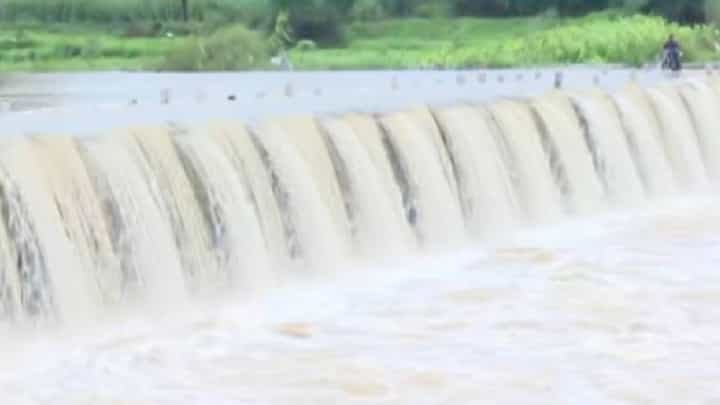 Kolhapur Rain Update | कोल्हापूरमध्ये धोक्याची घंटा! पंचगंगा दुथडी भरून वाहतेय; 3 बंधारे पाण्याखाली, नागरिकांचा जीव मुठीत घेऊन प्रवास सुरूच... Kolhapur Rain Update | कोल्हापूरमध्ये धोक्याची घंटा! पंचगंगा दुथडी भरून वाहतेय; 3 बंधारे पाण्याखाली, नागरिकांचा जीव मुठीत घेऊन प्रवास सुरूच...