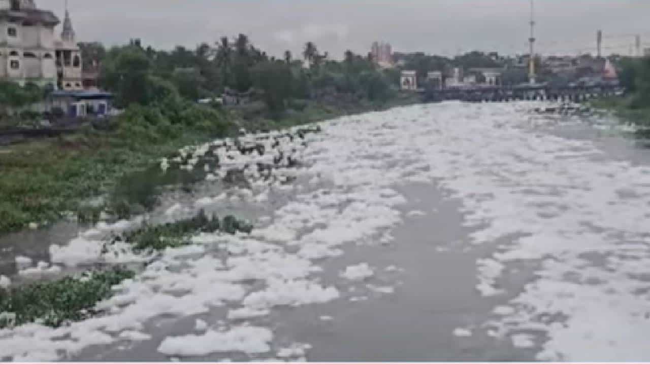 Indrayani River | पालखीपूर्वी इंद्रायणीला प्रदूषणाचा विळखा! फेसाळलेल्या नदीने वारकऱ्यांचा संताप अनावर