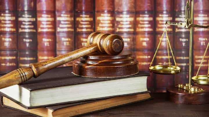 महाराष्ट्रात लागू होणार समान नागरी कायदा? फडणवीस सरकारच्या मोठ्या हालचाली सुरू; आजच्या अधिवेशनाकडे राज्याचे लक्ष महाराष्ट्रात लागू होणार समान नागरी कायदा? फडणवीस सरकारच्या मोठ्या हालचाली सुरू; आजच्या अधिवेशनाकडे राज्याचे लक्ष