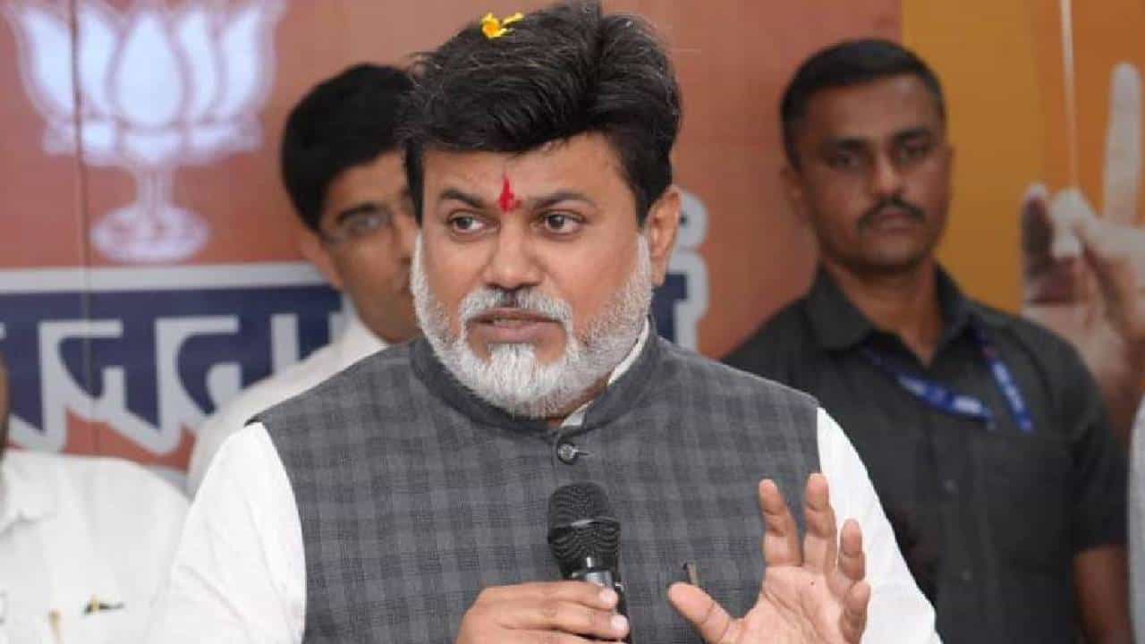 Breaking | काँग्रेससोबत गेलात तेव्हा हिंदुत्व कुठे होतं? उद्धव ठाकरेंच्या राम रक्षा आंदोलनावर उदय सामंतांचा घणाघात!